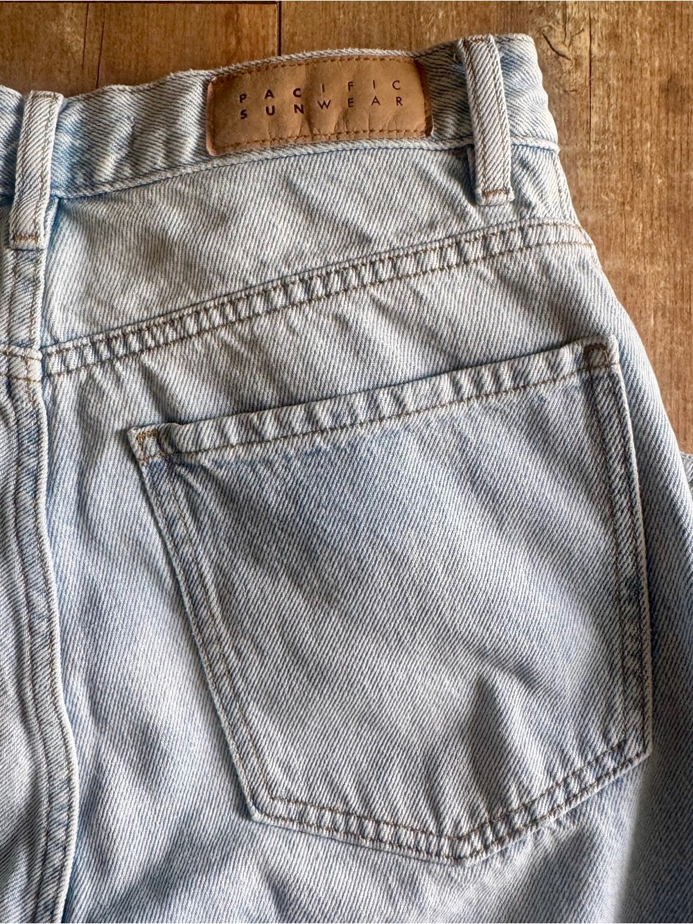 PacSun Light Wash Distressed Dad Jean Button Fly High Rise Jeans Size 26 - Picture 6 of 10